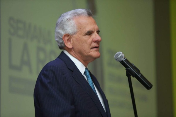 El hombre más rico de CA viene a competir en seguros