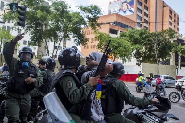 Oposición venezolana suspende mesas de trabajo con el gobierno