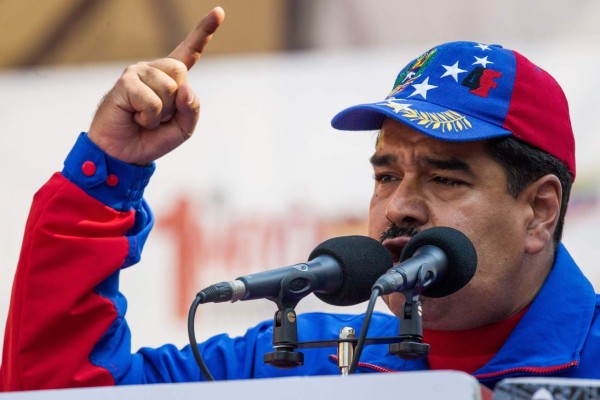 Le lanzan un pañal a Maduro en pleno discurso