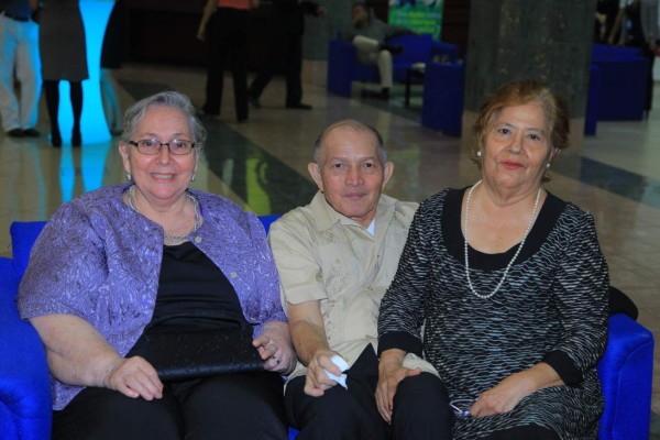 Olga Marina Villatoro es premiada por BanPaís