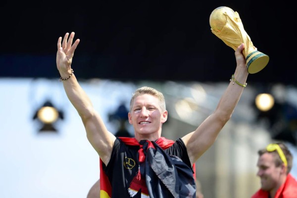 Miles de alemanes celebran la llegada de la Copa del Mundo