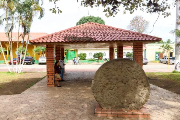 Piedra de Molino: Se ubica en el parque central. Es plana, circular y tiene un diámetro de 171 centímetros con 5 milímetros de grosor. En el siglo antepasado, el general don Jesús Quiroz se propuso trasladarla al centro de la población para hacer una pila con la ayuda de los milicianos que asistían a los ejercitos militares. Pero no pudieron llevarla a la ciudad por pesada.