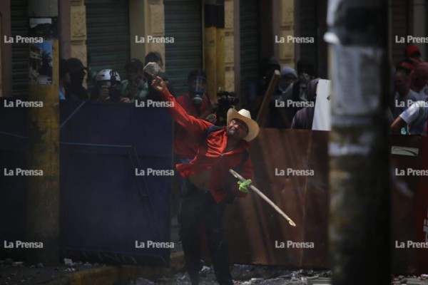 Fuertes enfrentamientos entre manifestantes y policías en Tegucigalpa