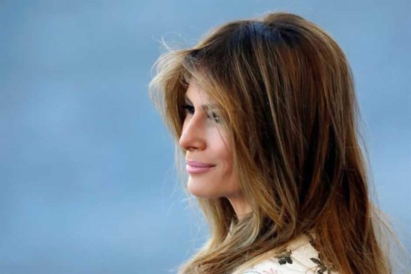 Mujer de EUA se somete a nueve operaciones para parecerse a Melania Trump