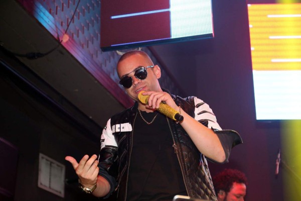 Nacho denuncia que le anularon su pasaporte venezolano