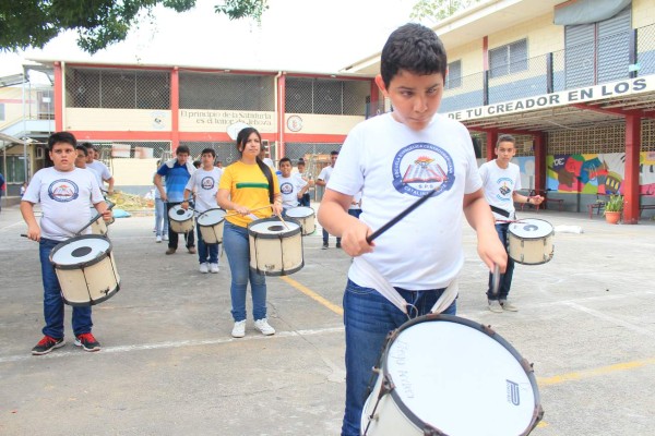 Practican hasta siete horas diarias para festejar a la patria