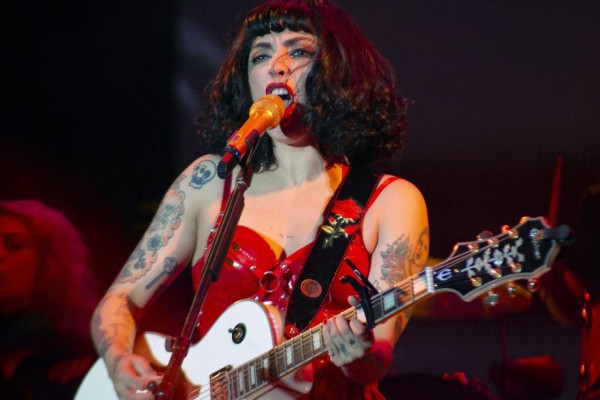 Mon Laferte estrena en México su faceta como pintora inspirada en las mujeres