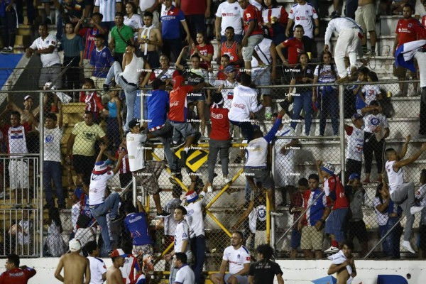 ¡Insólito! Aficionados del Olimpia interrumpieron partido ante la Real Sociedad