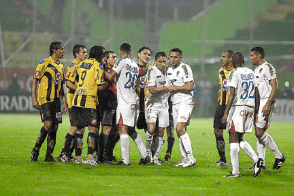 La noche en el Morazán se pintó de aurinegro