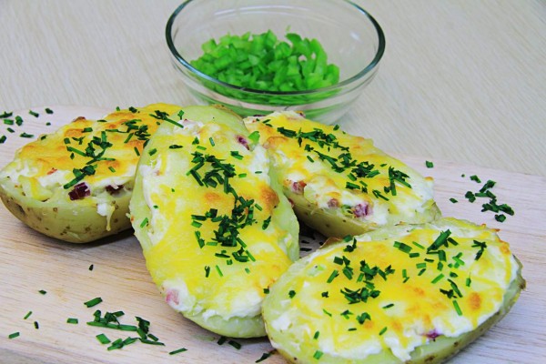 Espolvorear las papas con cilantro, chive o perejil.