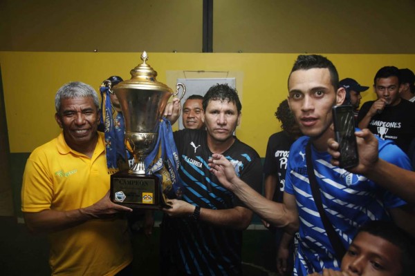 Festejo de campeón del Honduras Progreso en el que se valía beber