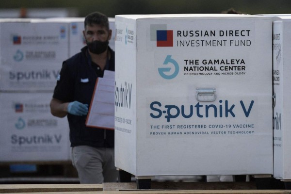 Rusia afirma que la vacuna Sputnik V es eficaz contra la cepa británica