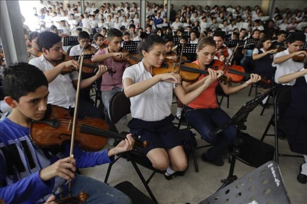 Niños y jóvenes combaten la violencia a través de la música en El Salvador