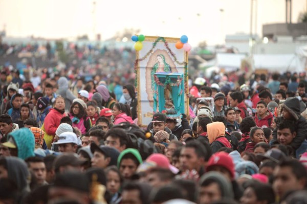 Mexicanos le rinden tributo a la virgen de Guadalupe