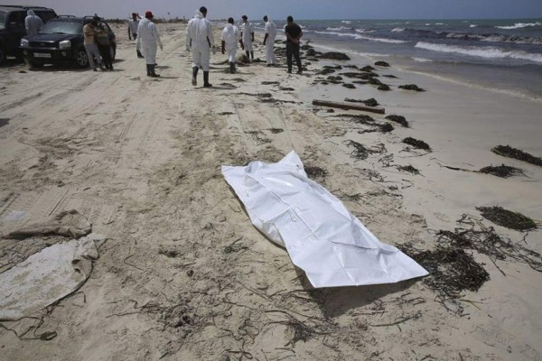 Hallan 74 cuerpos de migrantes en una playa de Libia