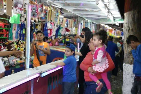 Bellas mujeres engalanan desfile hípico en Santa Rosa de Copán