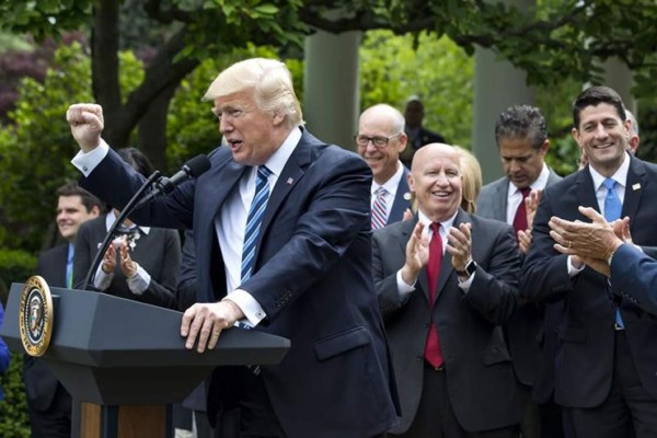 Trump da margen a los senadores republicanos para lograr un acuerdo en la ley sanitaria