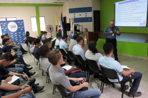 Capacitan a electricistas para suplir elevada demanda