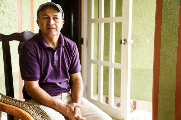 Por la roya perdió su finca, casas y vehículos