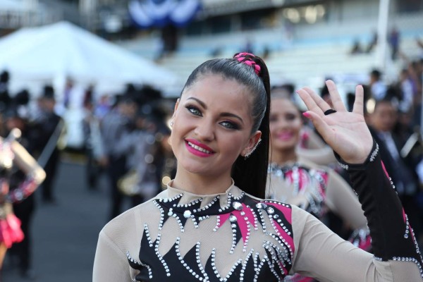 Algarabía, aplausos y fervor cívico inundan Tegucigalpa