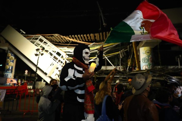 Mexicanos hacen una velación donde se accidentó el metro para exigir justicia  