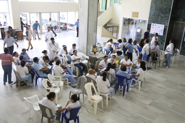 Enfermeras profesionales prolongan asambleas informativas a diez horas