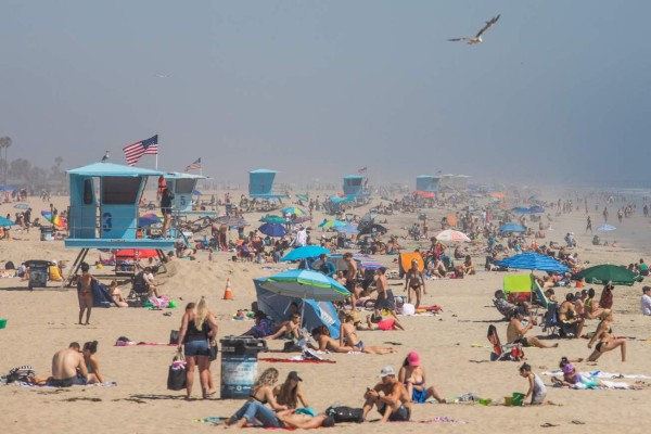 California cerrará sus playas abarrotadas pese a cuarentena