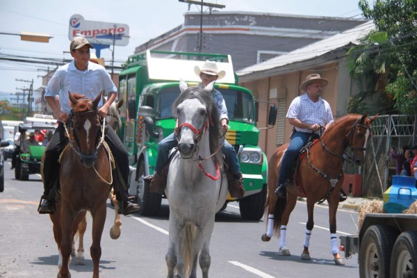 Desfile hípico de la Agas encanta a los sampedranos