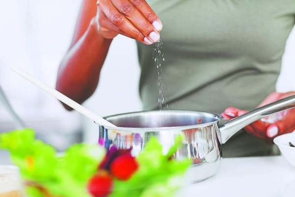 Aprenda a controlar el consumo de la sal, ya que afecta su salud