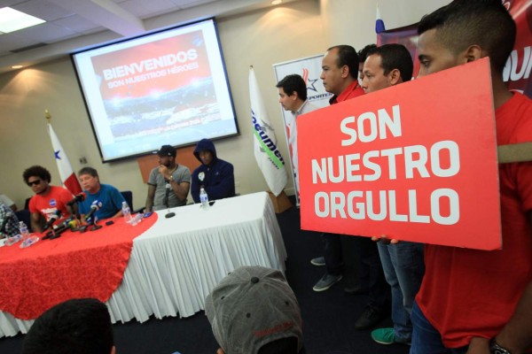 Prensa panameña omite victoria de México y recibe a sus 'héroes'