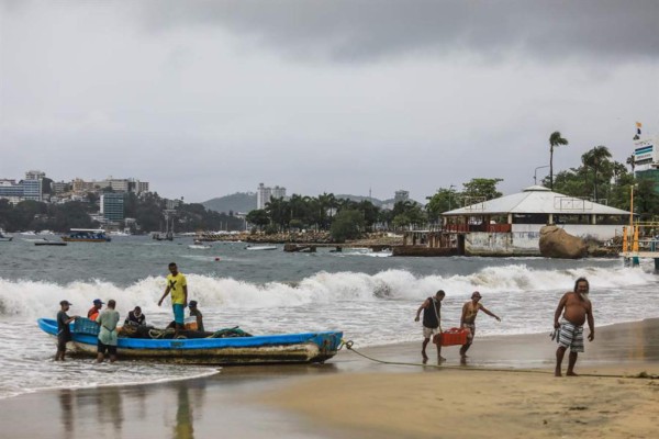 Genevieve se fortalece a huracán categoría 4 dejando fuertes lluvias en México