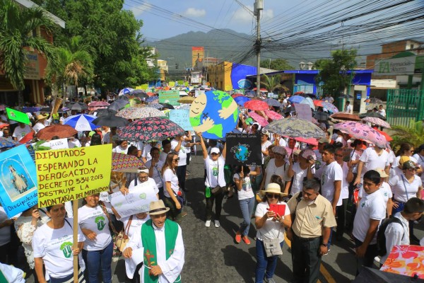 Con caminata, Iglesia Católica pide proteger el medio ambiente