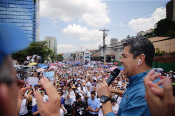 Presidente de Honduras en marcha: 'seguiremos por el camino bueno'   