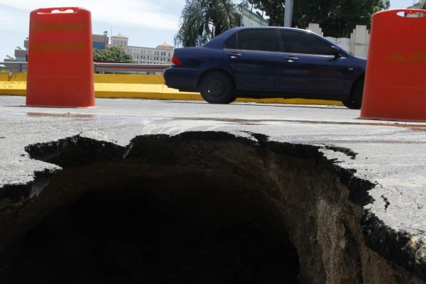 Nuevo 'hoyo' se forma en la avenida circunvalación de San Pedro Sula