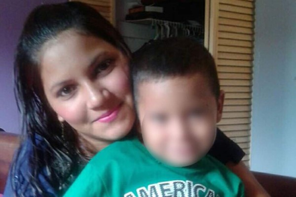 Hondureña fue detenida siete días con su hijo en EUA