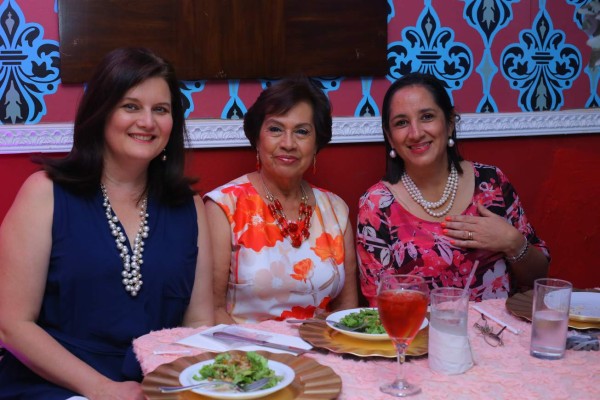 Julissa Ustáriz despide su soltería