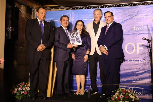 Presidente Hernández es distinguido con la menorá