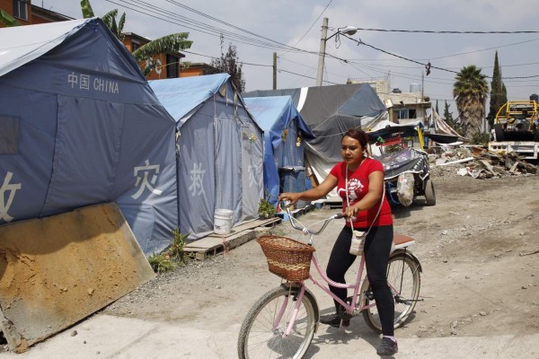 Tiendas de campaña y olvido acentúan drama un año después de sismo en México