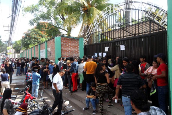 Padres aún buscan cupo para sus hijos en la 'escuelita'