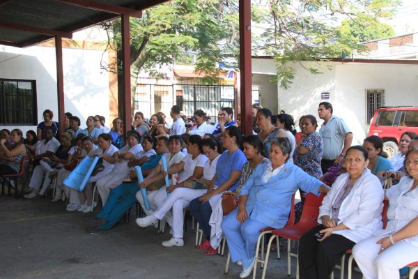 Más de 200 empleados por contrato esperan sus pagos