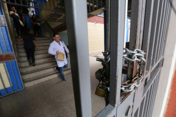 El MEU soldó portones de varias facultades de la Unah