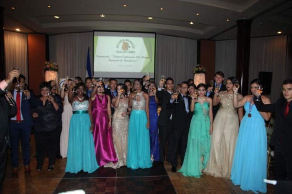 El estudiantado estaba orgulloso por este peldaño educativo alcanzado y celebrado con un brindis. Fotos: Jorge Gonzales.