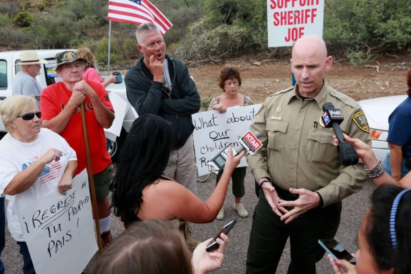 Antiindocumemtados en Arizona: 'Ilegales regresen a sus países'