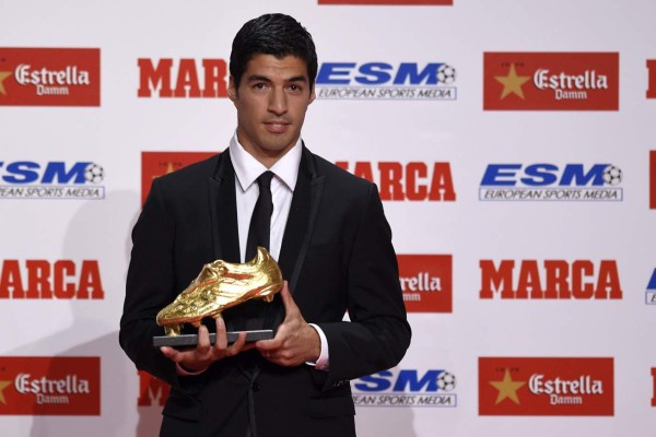 Luis Suárez recibió la Bota de Oro como goleador de la temporada 2013-14