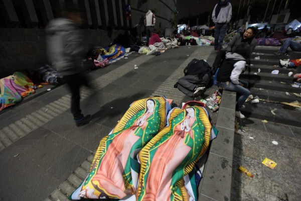 Mexicanos le rinden tributo a la virgen de Guadalupe