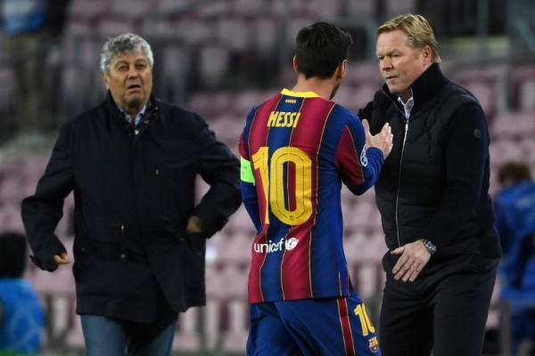 Barcelona's Argentine forward Lionel shakes hands with Barcelona's Dutch coach Ronald Koeman (R) as Dynamo Kiev's Romanian coach Mircea Lucescu (L) approaches during the UEFA Champions League group G football match between Barcelona and Dynamo Kiev at the Camp Nou stadium in Barcelona, on November 4, 2020. (Photo by LLUIS GENE / AFP)