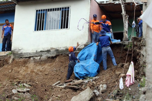 Derrumbe en Tegucigalpa: madre y su hijo fallecen soterrados