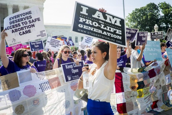 Corte Suprema de EUA falla a favor del derecho al aborto