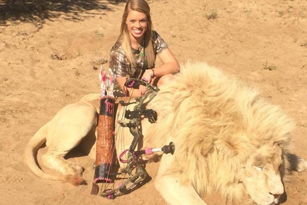 Facebook retira fotos de la cazadora de animales