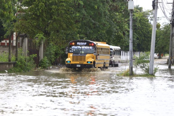 Caos vial y calles inundadas dejan lluvias en varias zonas de SPS